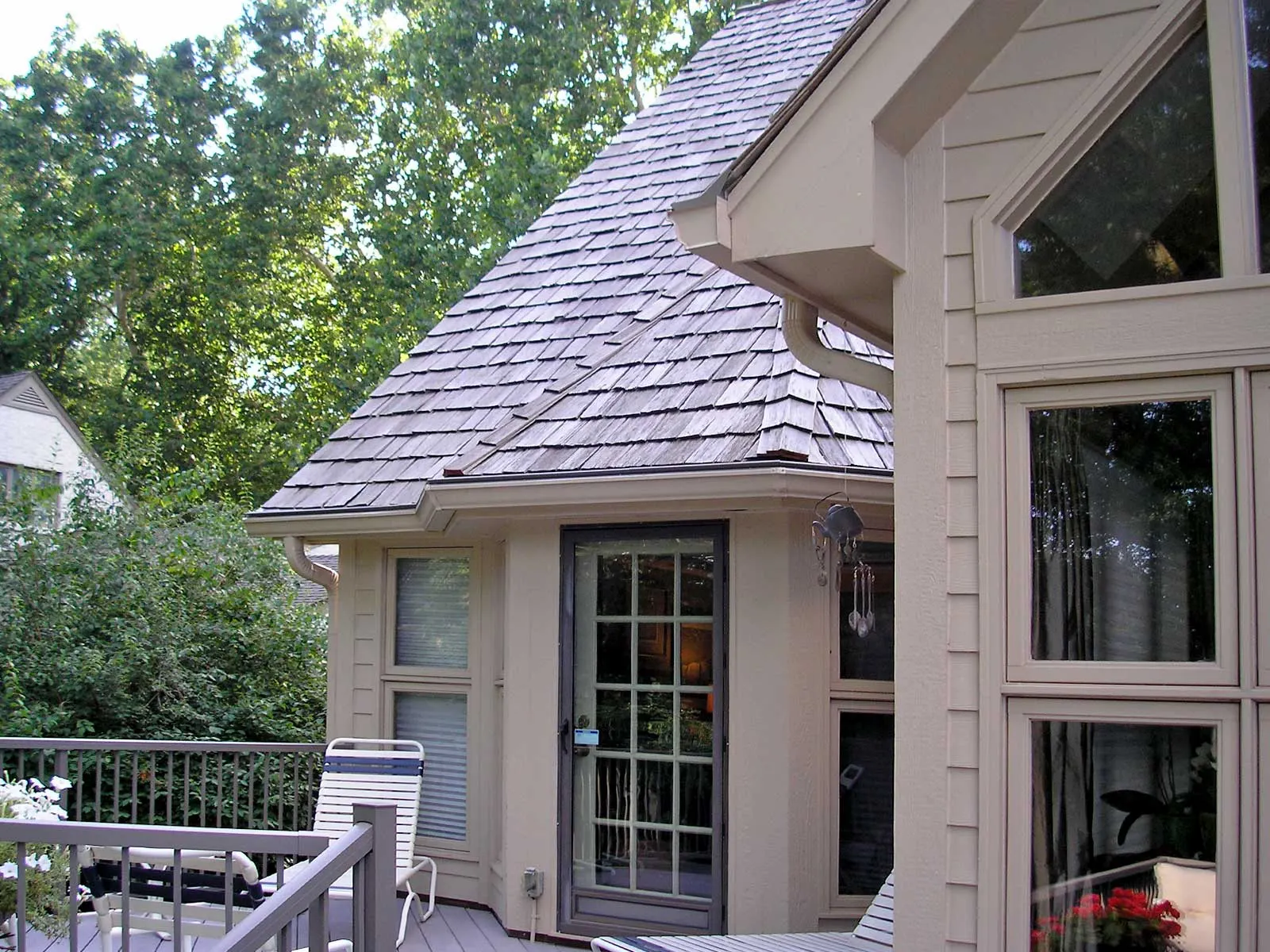 A guard-covered roofline that reads as clean, not gadgety, from the ground.